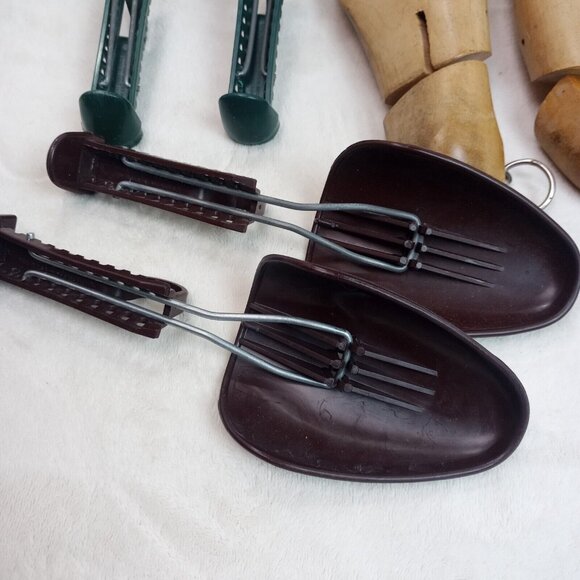 Vintage Lot of Wooden & Plastic Shoe Form Trees - Picture 8 of 12